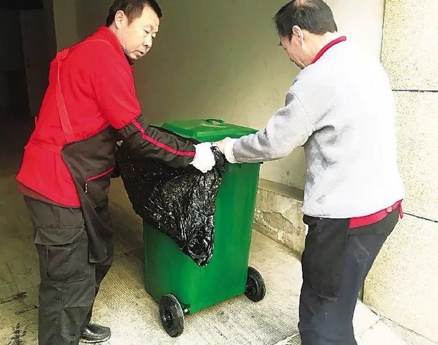 中心城区两辆餐厨垃圾收集车上岗!